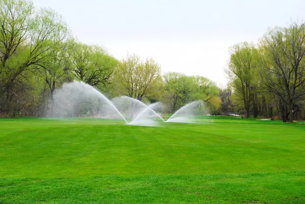 Golfplatz wird bewässert — Stockfoto