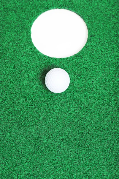Golfboll nära koppen — Stockfoto