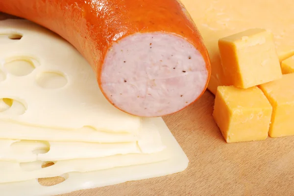 Kielbasa con queso cheddar y queso suizo — Foto de Stock