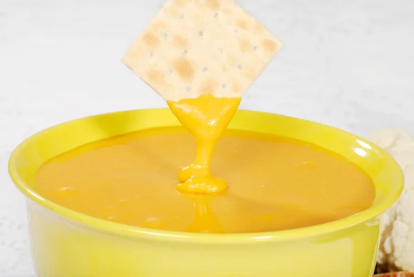 Macro cracker e fondue de queijo — Fotografia de Stock