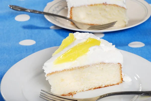 Нарезанный ванильный лимонный торт — стоковое фото