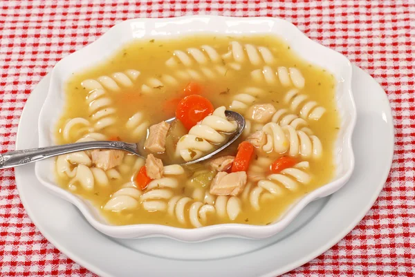 Ложка в курином супе из пасты — стоковое фото