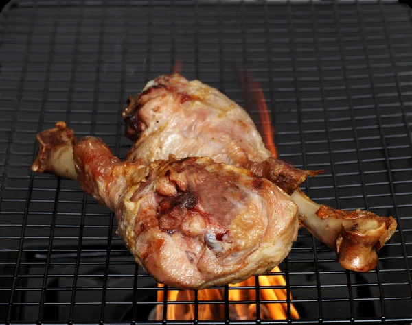 Füstölt pulyka lábak a barbecue — Stock Fotó