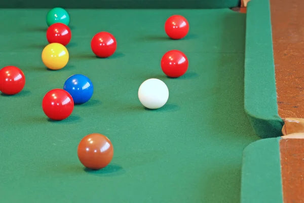 Bilardo topları beyaz isteka topu odaklanmak — Stok fotoğraf