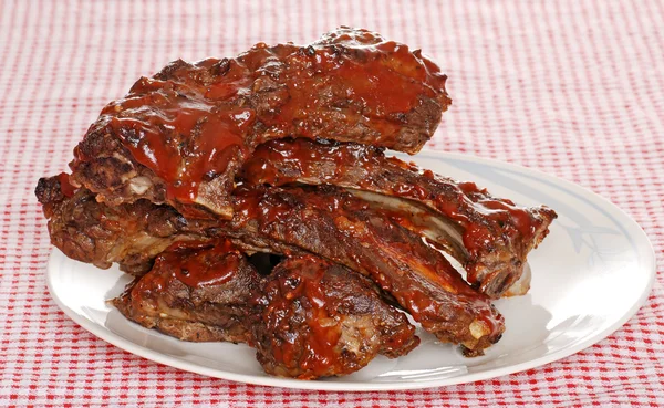 Stack de côtes levées de bœuf barbecue avec sauce — Photo