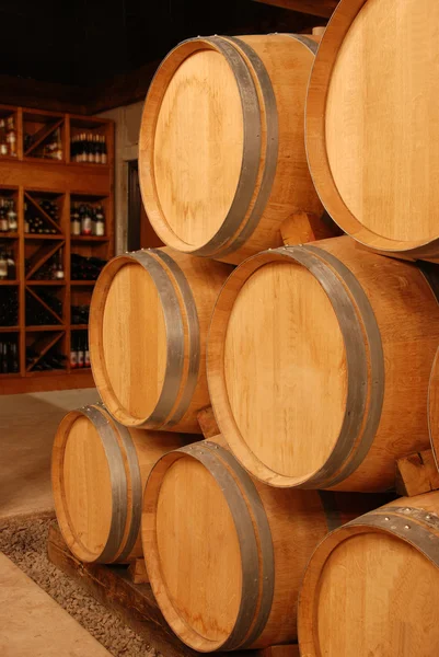 Vinet lagras på ekfat — Stockfoto
