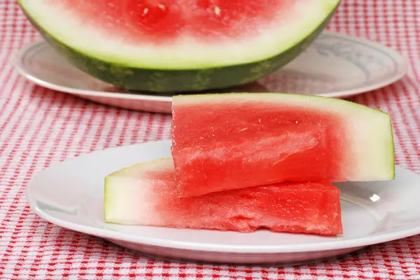 Twee sneetjes pitloze watermeloen op een plaat — Stockfoto