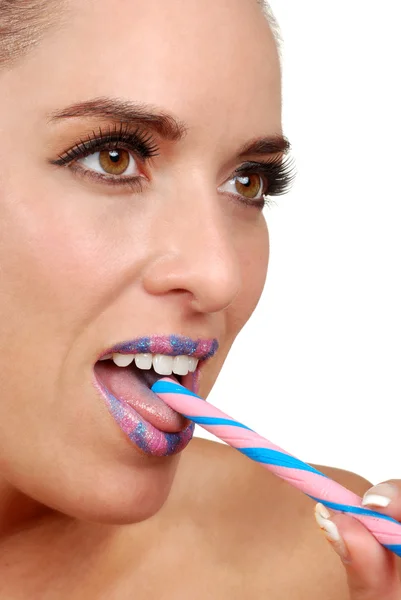 Frau mit rosa und blauen Zuckerstangen — Stockfoto