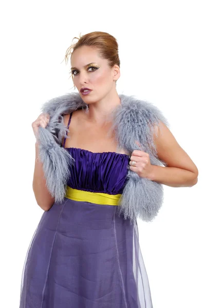 Mujer posando con un chaleco de piel púrpura — Foto de Stock