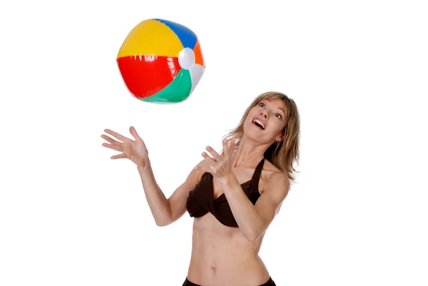 Mulheres brincando com uma bola de praia — Fotografia de Stock