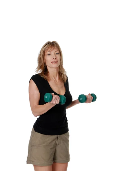 Mulheres fazendo cachos de bíceps com pesos livres — Fotografia de Stock