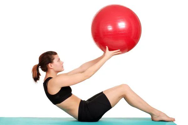Mladá žena cvičit s míčem — Stock fotografie
