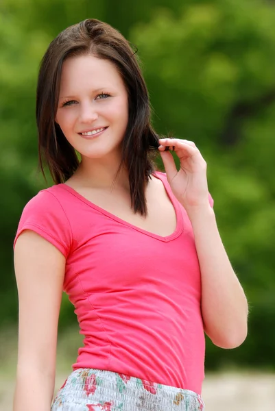 Młoda kobieta ubrana w różowy t shirt — Zdjęcie stockowe