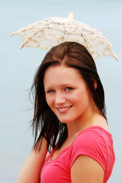 Junge Frau mit kleinem Spitzenschirm — Stockfoto