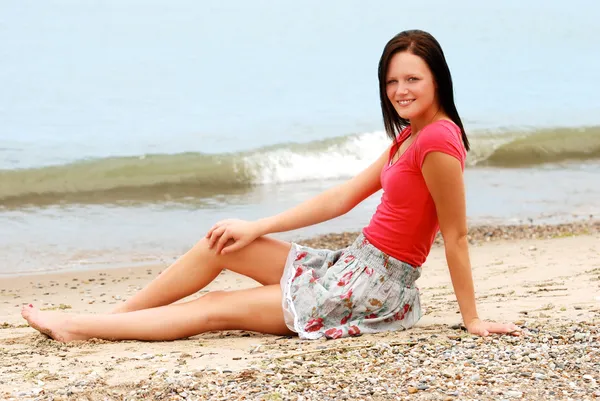 Młoda kobieta odpoczywająca na plaży — Zdjęcie stockowe
