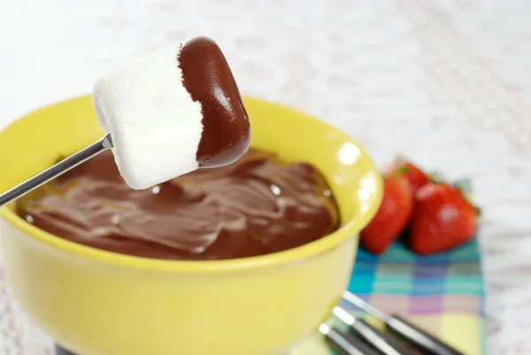 Marshmallow de primer plano y fondue de chocolate —  Fotos de Stock