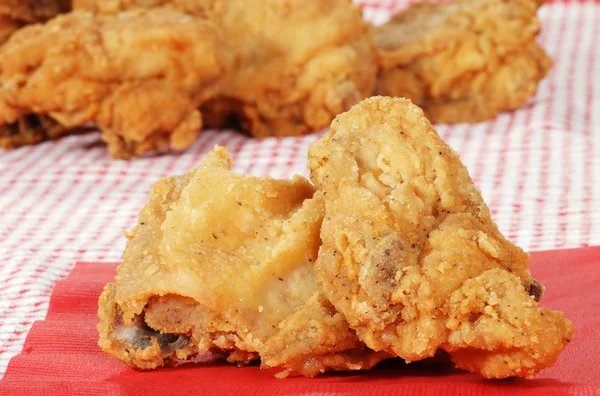Twee stukken gebakken kip — Stockfoto