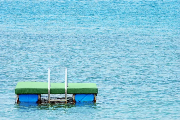 Platforma pływanie po jeziorze — Zdjęcie stockowe