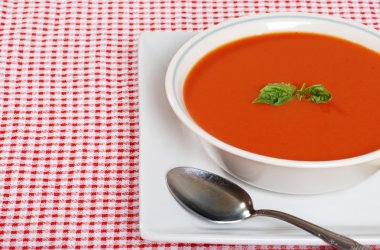 sopa de tomate con albahacafesleğen taze domates çorbası