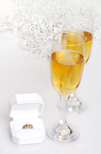 Şampanya ve elmas nişan yüzüğü — Stok fotoğraf