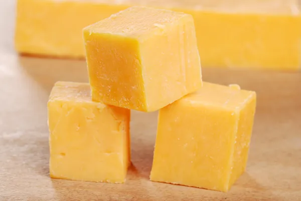Cheddar ost kuber grunt dof — Stockfoto