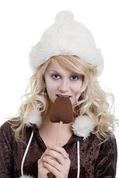 Ijs vrouw bijten een chocolademelk ice cream popsicle — Stockfoto