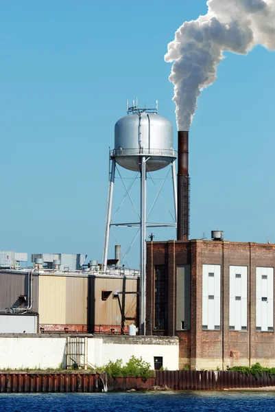 Torre industriale dell'acqua della fabbrica — Foto Stock