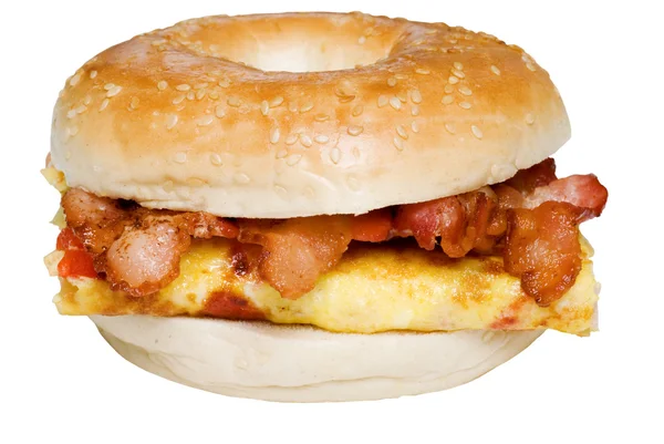 Geïsoleerde bagel omelet en bacon sandwich close-up — Stockfoto