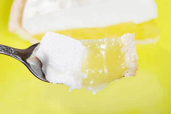 Macro mordida de torta de merengue de limão — Fotografia de Stock