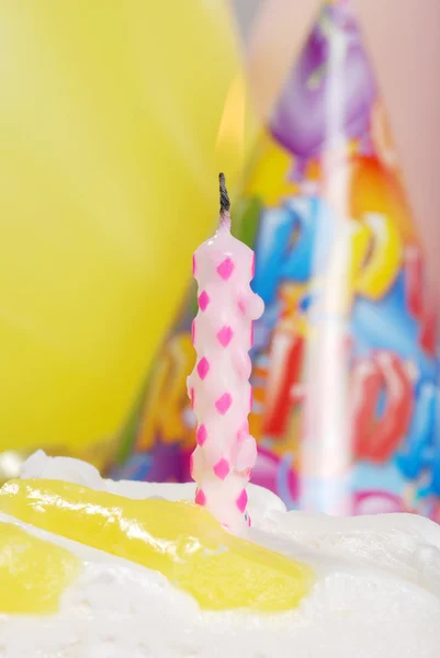 Macro vela de aniversário no bolo de limão — Fotografia de Stock