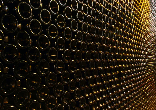 Un montón de botellas de vino apiladas — Foto de Stock