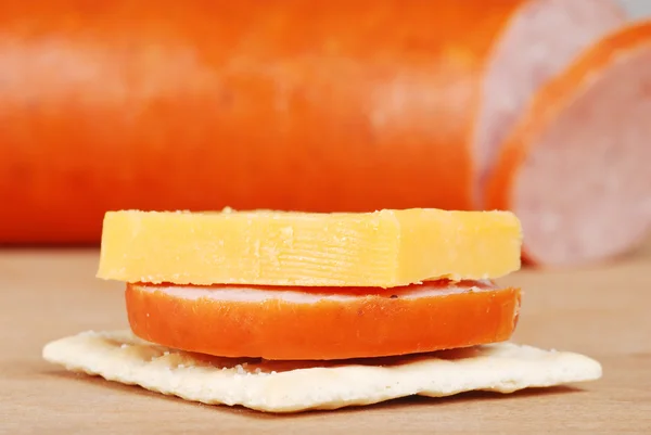 Makrocracker mit Cheddar-Käse und kielbasa — Stockfoto