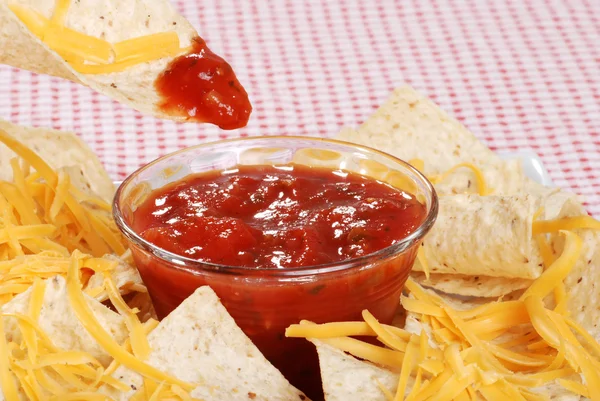 Macro nachos mergulhando e queijo em salsa — Fotografia de Stock