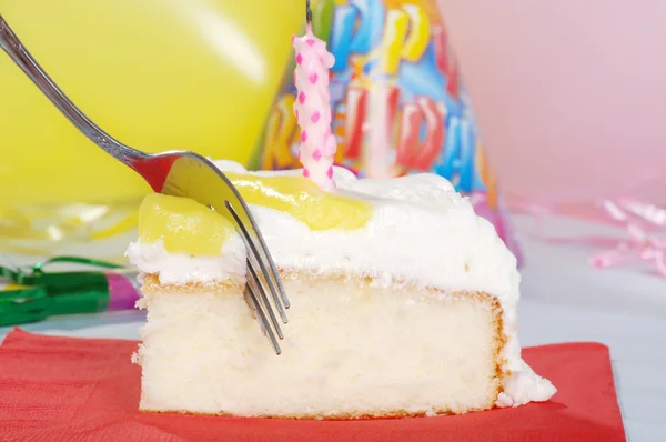 Makro widelec cięcia urodzinowy tort z świeca — Zdjęcie stockowe