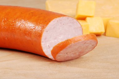 kielbasa arka planda kaşar peyniri ile