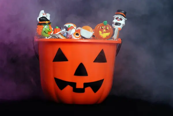 Страшные конфеты на Хэллоуин в тыкве с дымом — стоковое фото