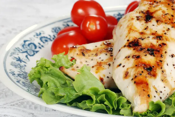 Macro grilled chicken with lettuce and tomatoes — Stock Photo, Image