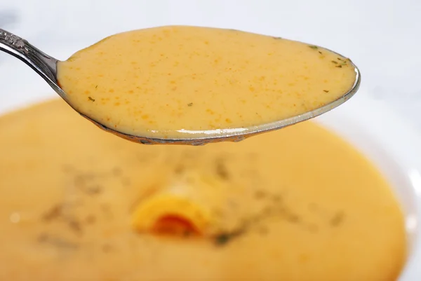Macro cuillerée soupe au fromage cheddar — Photo