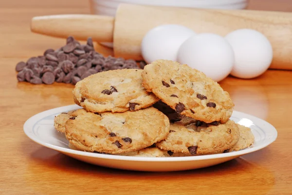 Plate of chocolate cookies with ingredients — Stock Photo, Image