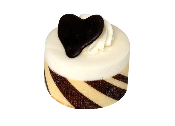 Άσπρο κέικ σοκολάτας με καρδιά απομονωθεί — Φωτογραφία Αρχείου
