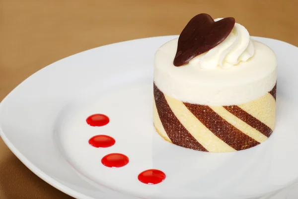 Weiße Schokoladenkuchen mit Himbeersoße — Stockfoto