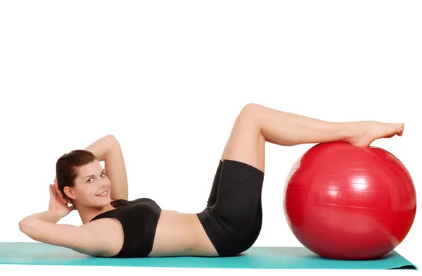 女人在做坐 ups 与运动球 — 图库照片