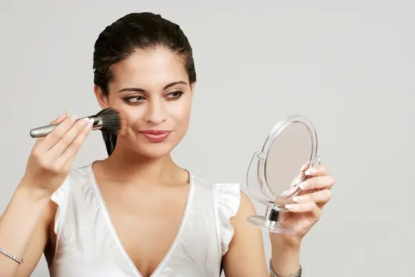 Woman putting on makeup with blush brush — Stock Photo, Image