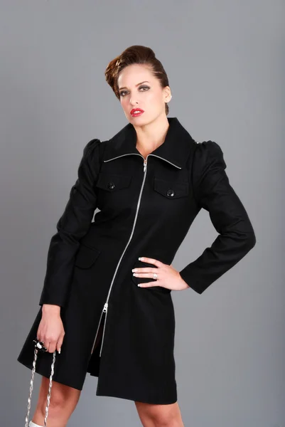 Kobieta sobie czarny płaszcz — Zdjęcie stockowe