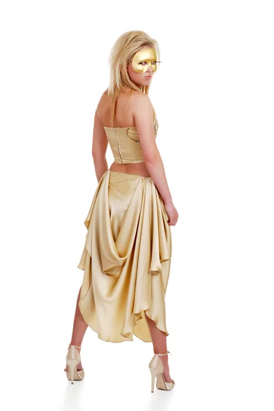 Mladá blonďatá model s zlaté šaty — Stock fotografie