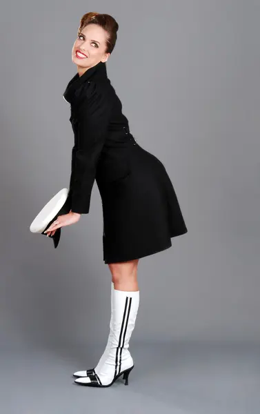 Brunett kvinnor med sjöman hatt söt pose — Stockfoto
