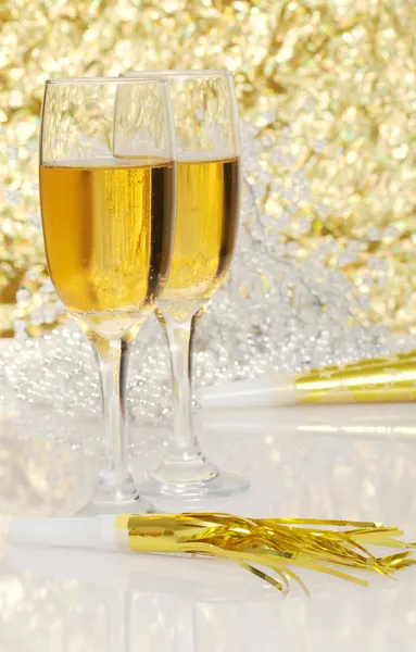 Champagne with new years horn — Stock Photo, Image