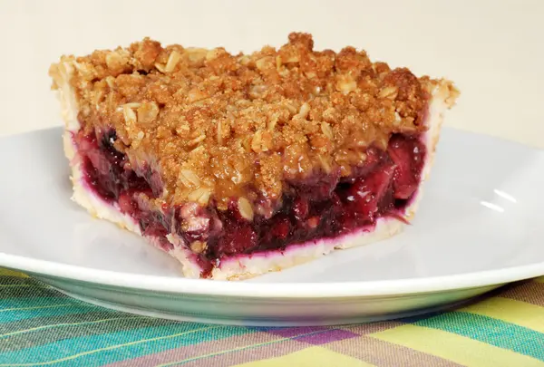 Closeup slice of fruit berry crumble pie — Stock Photo, Image