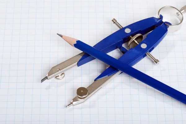 Kompas i ołówek na papierze milimetrowym — Zdjęcie stockowe