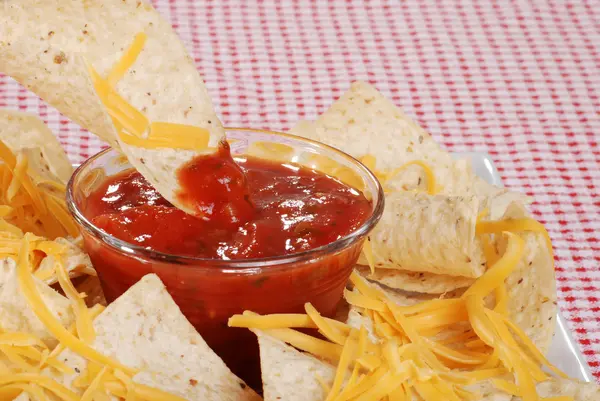 Βυθίζοντας nachos στο salsa — Φωτογραφία Αρχείου